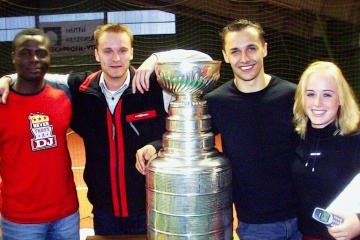 petr-zakopal_kiss_stanley-cup